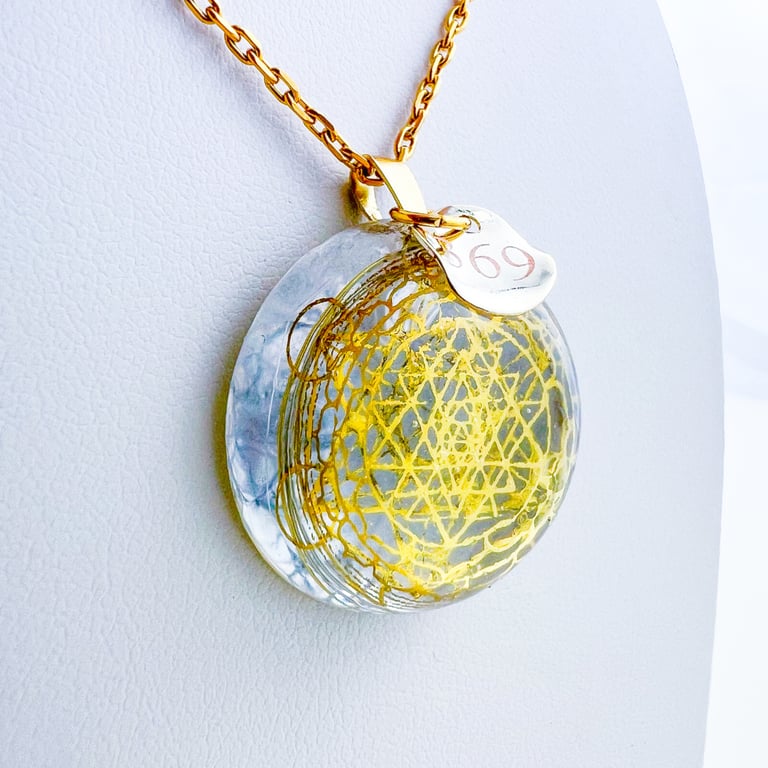 369の金のモチーフを封じたSOL.MEの透明なレジンペンダント